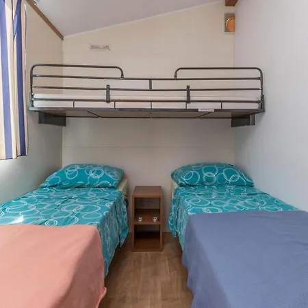 2 Bedroom Nice In Ferienhaus