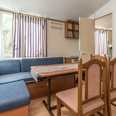 Ferienhaus 2 Bedroom Nice In Turanj